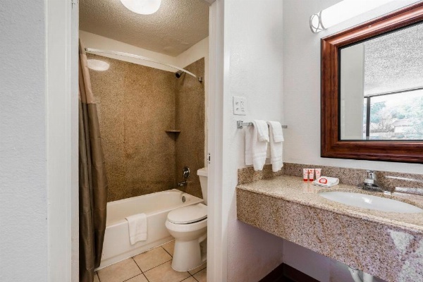 OYO Hotel Bossier City LA - Red River image 14